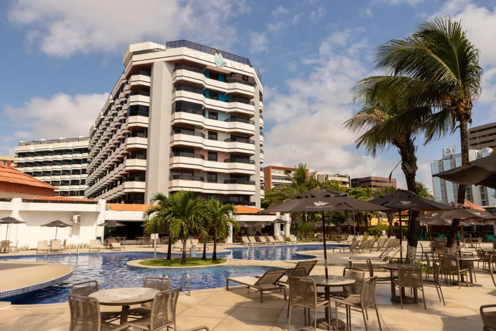 Piscinas e áreas externas do Hotel Maceió Atlantic Suítes
