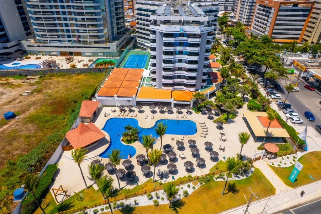 Piscinas e áreas externas do Hotel Maceió Atlantic Suítes