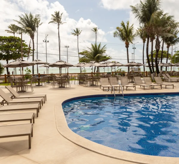 Piscinas e áreas externas do Hotel Maceió Atlantic Suítes