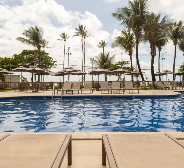 Piscinas e áreas externas do Hotel Maceió Atlantic Suítes