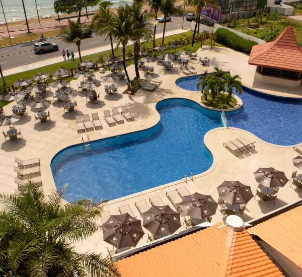 Piscinas e áreas externas do Hotel Maceió Atlantic Suítes
